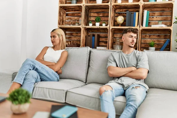 Jong Kaukasisch Paar Glimlachen Gelukkig Thuis — Stockfoto