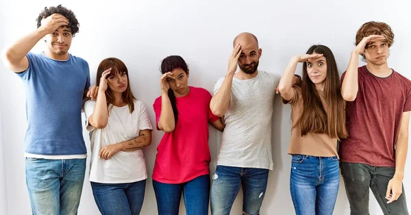 Grupo Jóvenes Amigos Pie Juntos Sobre Fondo Aislado Preocupados Estresados — Foto de Stock