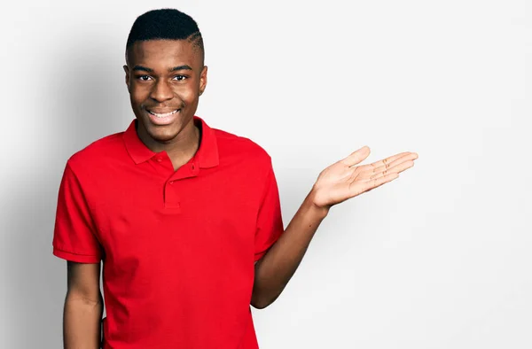 Fiatal Afro Amerikai Férfi Alkalmi Piros Pólóban Mosolygós Vidám Bemutató — Stock Fotó