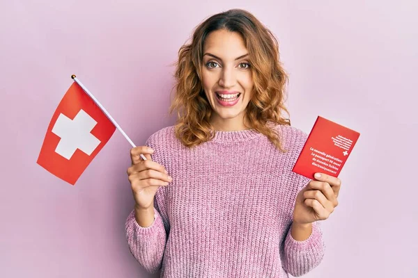Ung Kaukasisk Kvinna Håller Schweiziska Flagga Och Pass Firar Galen — Stockfoto