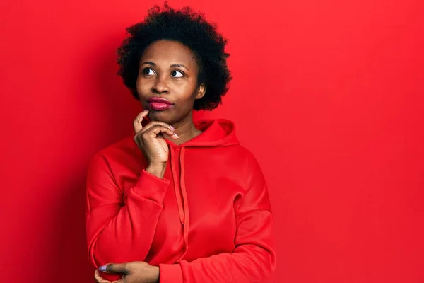 Jovem Afro Americana Vestindo Camisola Casual Com Mão Queixo Pensando — Fotografia de Stock