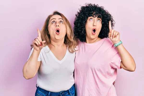 Middle East Mother Daughter Wearing Casual Clothes Amazed Surprised Looking — Stock Photo, Image