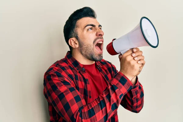 Homem Hispânico Com Barba Gritando Com Megafone — Fotografia de Stock