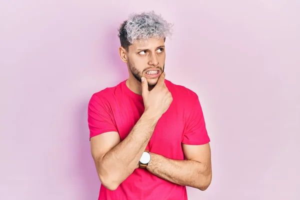 Homem Hispânico Jovem Com Cabelo Tingido Moderno Vestindo Camisa Rosa — Fotografia de Stock