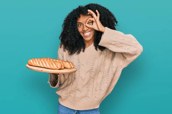 Молода Афроамериканська Дівчина Тримає Тацю Хлібом Посміхаючись Щаслива Роблячи Гаразд — стокове фото