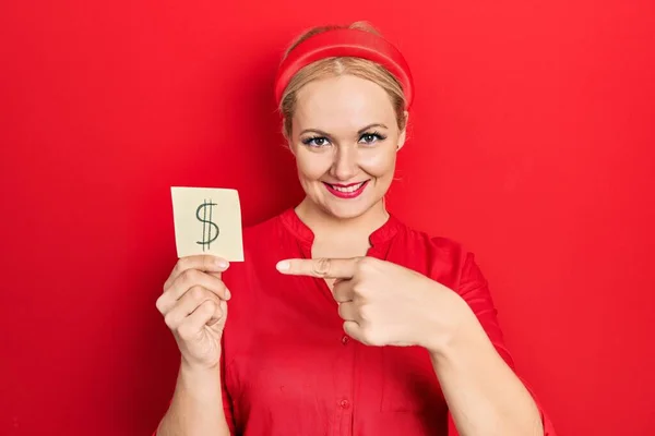 Joven Mujer Rubia Sosteniendo Símbolo Del Dólar Papel Recordatorio Sonriendo — Foto de Stock