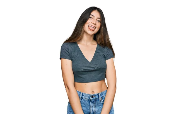 Jovem Bela Menina Adolescente Vestindo Casual Top Shirt Colando Língua — Fotografia de Stock