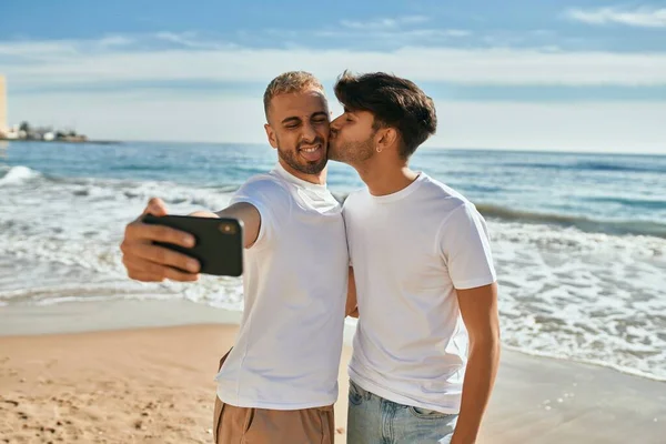 Joven Pareja Gay Sonriendo Feliz Haciendo Selfie Por Smartphone Playa —  Fotos de Stock