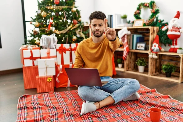 Hombre Joven Árabe Usando Ordenador Portátil Sentado Junto Árbol Navidad — Foto de Stock