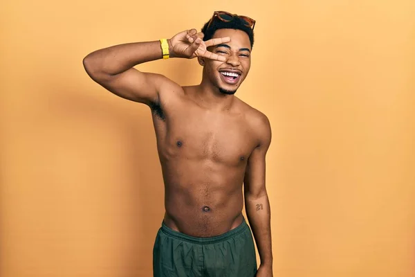 Junger Afrikanisch Amerikanischer Mann Badebekleidung Und Schwimmbrille Beim Friedenssymbol Mit — Stockfoto