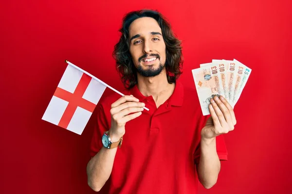 Joven Hombre Hispano Sosteniendo Bandera Inglaterra Libras Billetes Sonriendo Con —  Fotos de Stock