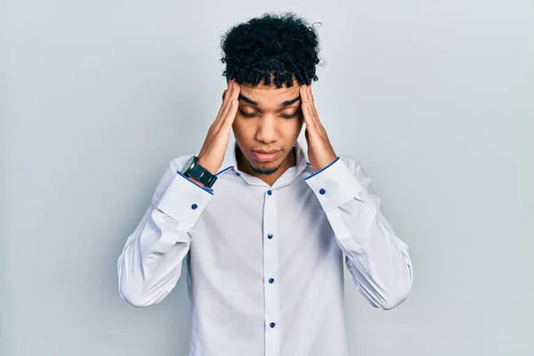 Jovem Afro Americano Vestindo Camisa Negócios Com Mão Cabeça Dor — Fotografia de Stock