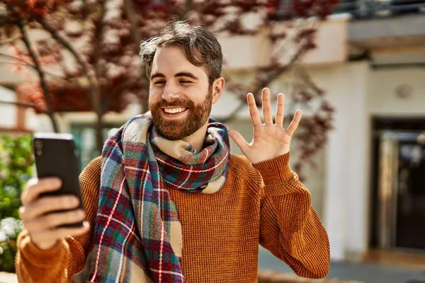 Blanke Man Met Baard Doet Videogesprek Zwaaien Naar Telefoon Buiten — Stockfoto