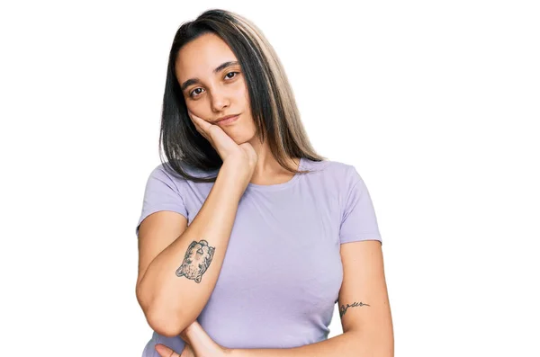 Mujer Hispana Joven Usando Ropa Casual Pensando Que Cansada Aburrida — Foto de Stock