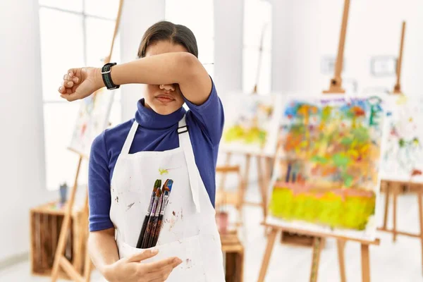 Joven Morena Estudio Arte Cubriendo Los Ojos Con Brazo Luciendo — Foto de Stock