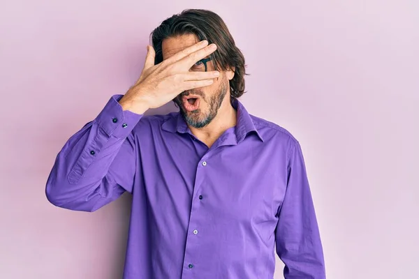 Homem Bonito Meia Idade Vestindo Roupas Casuais Óculos Espreitando Choque — Fotografia de Stock