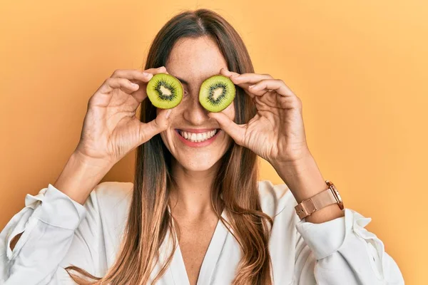 Mladá Krásná Žena Drží Plátek Kiwi Nad Očima Usmívající Veselým — Stock fotografie