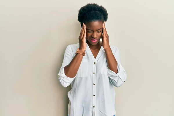 Ung Afrikansk Amerikansk Flicka Bär Avslappnade Kläder Med Hand Huvudet — Stockfoto