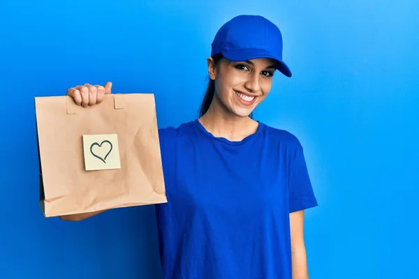 Young Hispanic Woman Holding Take Away Paper Bag Heart Reminder — 图库照片