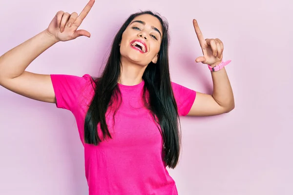 Joven Chica Hispana Vistiendo Camiseta Rosa Casual Sonriendo Asombrada Sorprendida — Foto de Stock