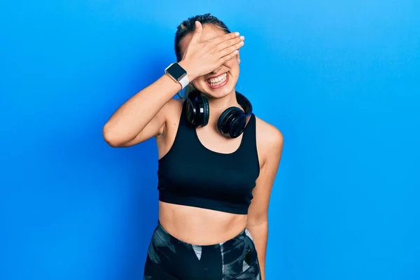 Vacker Latinamerikansk Kvinna Klädd Gympakläder Och Med Hörlurar Leende Och — Stockfoto