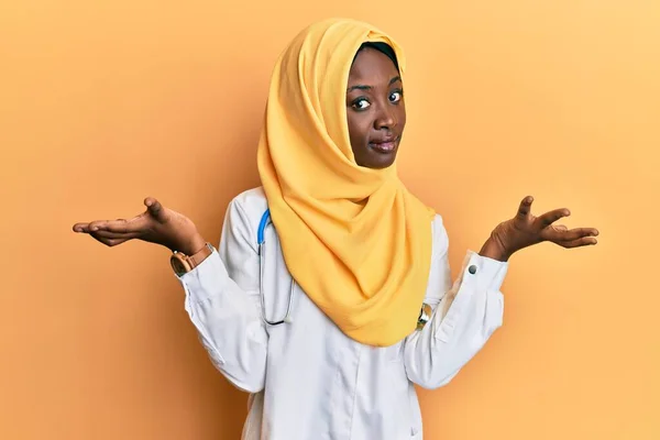 Beautiful African Young Woman Wearing Doctor Uniform Hijab Clueless Confused — Stock Photo, Image