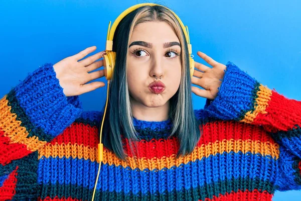 Joven Chica Moderna Escuchando Música Usando Auriculares Hinchando Mejillas Con — Foto de Stock