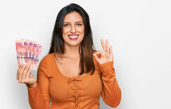 Krásná Hispánská Žena Drží Jihoafrický Rand Bankovky Dělá Znamení Prsty — Stock fotografie