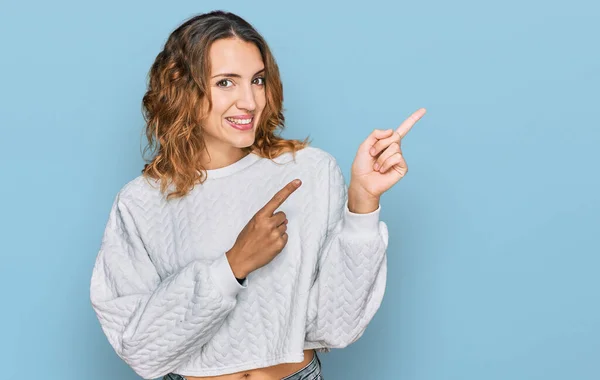 Bella Giovane Donna Caucasica Indossa Casual Maglione Invernale Sorridente Guardando — Foto Stock