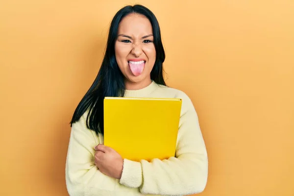 Vacker Latinamerikansk Kvinna Med Näsa Piercing Hålla Bok Sticker Tungan — Stockfoto