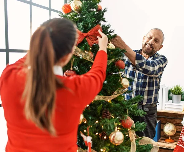 Filha Jovem Pai Sênior Juntos Celebrando Natal Casa Pendurando Enfeites — Fotografia de Stock