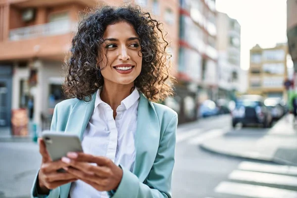 Ung Latinamerikansk Affärskvinna Bär Professionell Ser Leende Säker Staden Med — Stockfoto