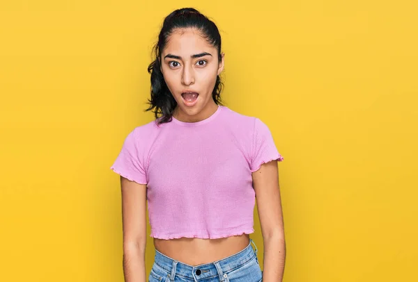 Hispanisches Teenager Mädchen Mit Zahnspange Trägt Lässige Kleidung Schockgesicht Sieht — Stockfoto