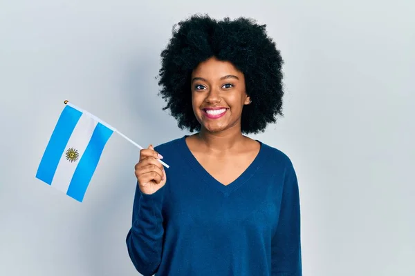 Mladá Africká Americká Žena Držící Argentinskou Vlajku Vypadá Pozitivně Šťastně — Stock fotografie