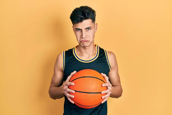 Junger Hispanischer Mann Der Einen Basketballball Der Hand Hält Ist — Stockfoto