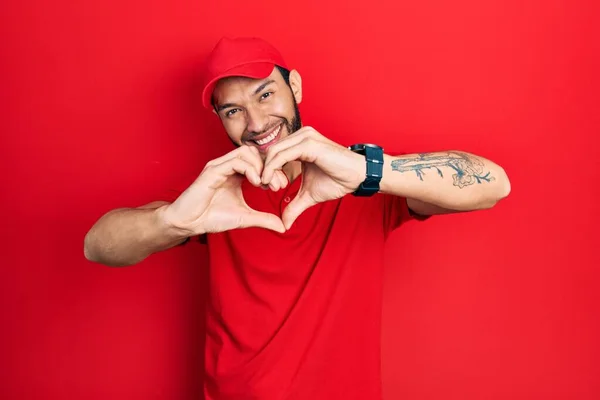 Homem Hispânico Com Barba Vestindo Uniforme Entrega Boné Sorrindo Amor — Fotografia de Stock