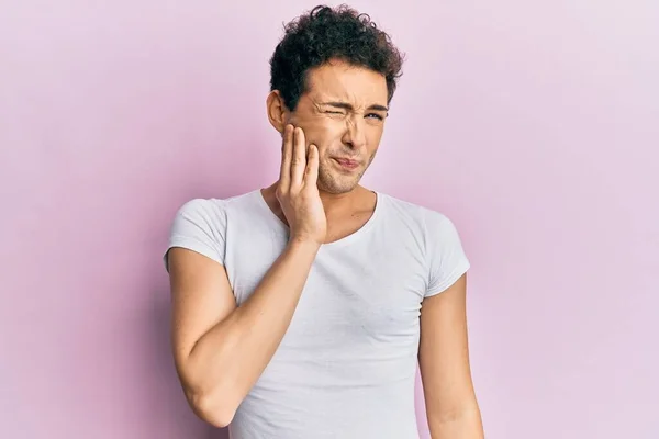 Jonge Knappe Man Draagt Casual Witte Shirt Aanraken Mond Met — Stockfoto