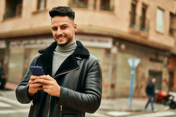 Jovem Árabe Homem Sorrindo Feliz Usando Smartphone Cidade — Fotografia de Stock