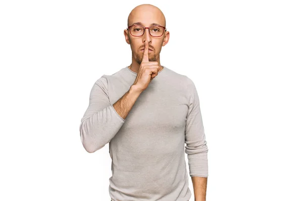 Homme Chauve Avec Barbe Portant Des Vêtements Décontractés Des Lunettes — Photo