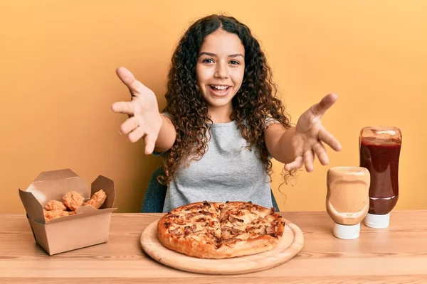 Menina Hispânica Adolescente Comendo Pizza Frango Frito Olhando Para Câmera — Fotografia de Stock