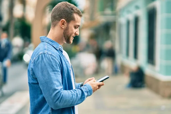 Jonge Kaukasische Man Lacht Gelukkig Met Behulp Van Smartphone Stad — Stockfoto