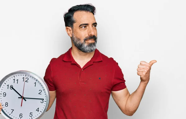 Mężczyzna Średnim Wieku Brodą Trzymający Duży Zegar Wskazujący Kciuk Górę — Zdjęcie stockowe