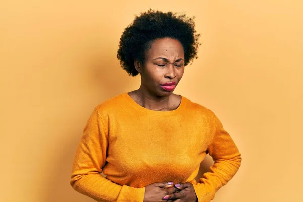 Mujer Afroamericana Joven Que Usa Ropa Casual Con Mano Estómago — Foto de Stock