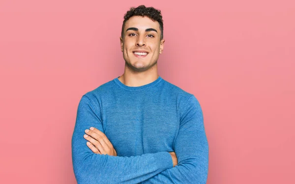 Jovem Hispânico Vestindo Roupas Casuais Rosto Feliz Sorrindo Com Braços — Fotografia de Stock