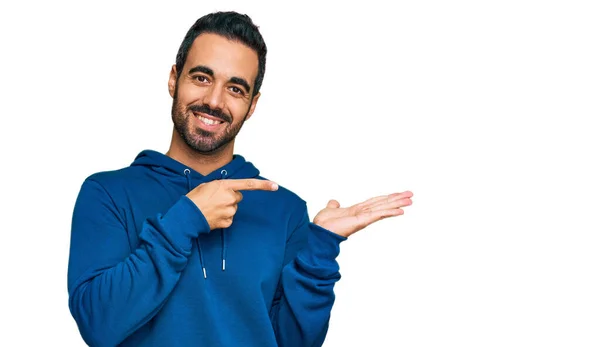 Ung Latinamerikan Man Bär Casual Kläder Förvånad Och Ler Mot — Stockfoto