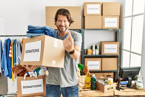 Guapo Hombre Mediana Edad Sosteniendo Caja Donaciones Para Caridad Stand — Foto de Stock