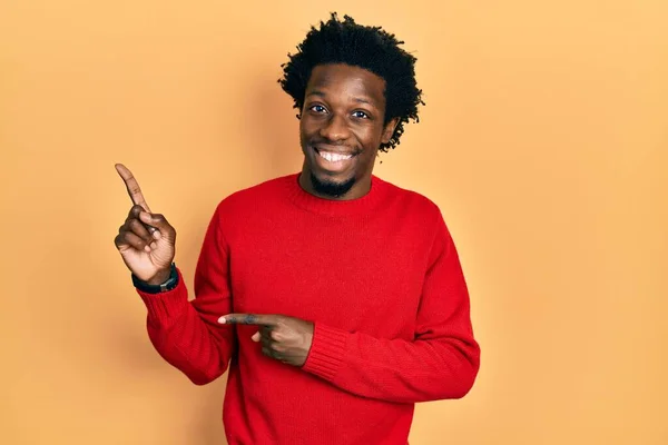 Joven Afroamericano Vestido Con Ropa Casual Sonriendo Mirando Cámara Apuntando —  Fotos de Stock