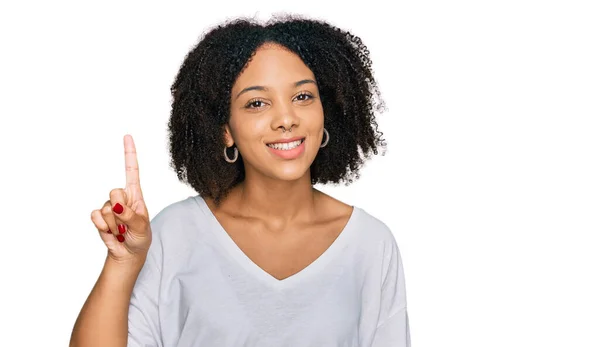 Genç Afro Amerikan Kızı Günlük Kıyafetler Giyip Bir Numaralı Parmağını — Stok fotoğraf