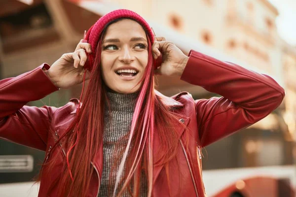 Junge Kaukasierin Lächelt Glücklich Und Hört Musik Über Kopfhörer Der — Stockfoto