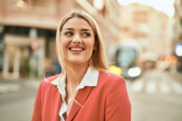 Νεαρή Ξανθιά Επιχειρηματίας Χαμογελά Ευτυχισμένη Στέκεται Στην Πόλη — Φωτογραφία Αρχείου